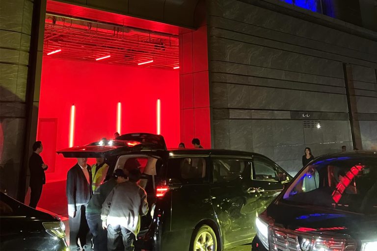 超過200部Alphard聚集寶珊道豪宅：LV x 村上隆 Art Basel After Party